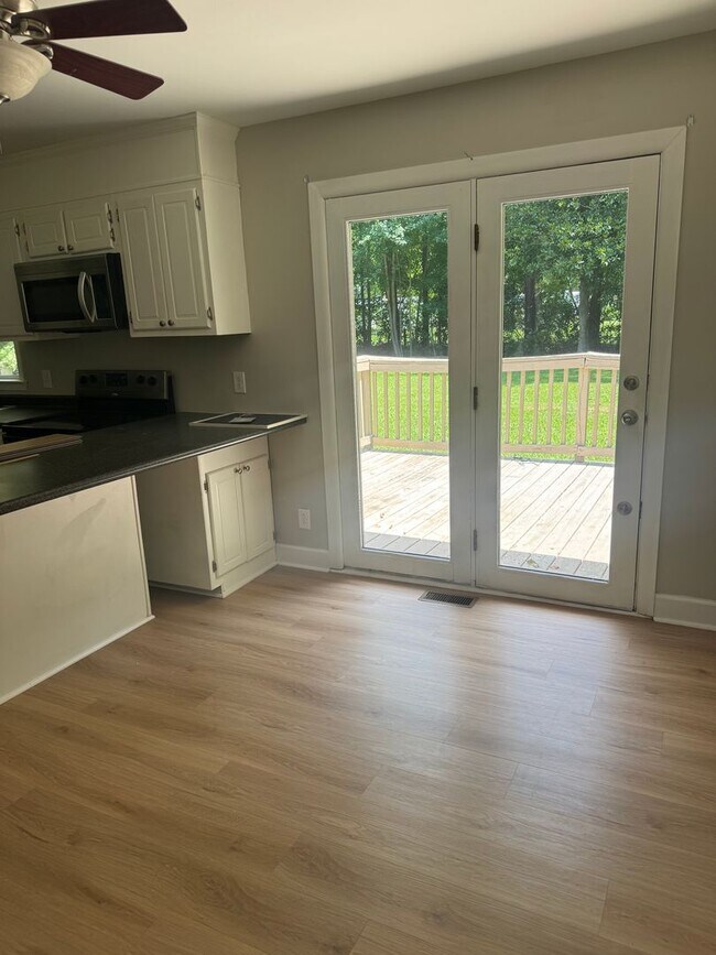 Building Photo - 3 BR 1 BA near Onslow Pines Park