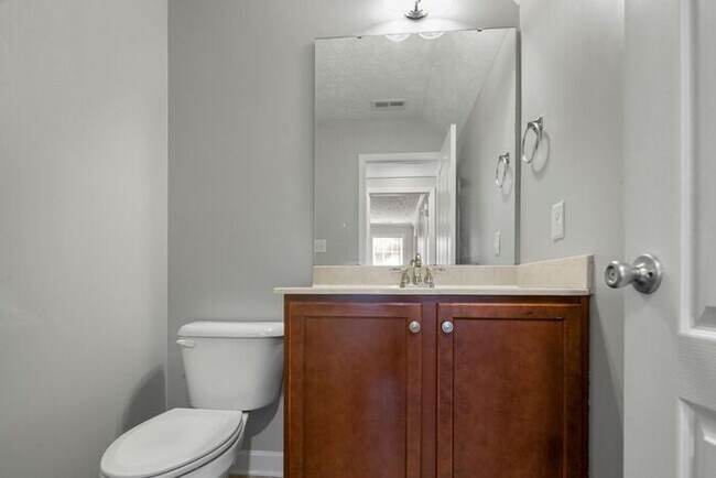 Building Photo - 4 Bedroom 2.5 Bath Home