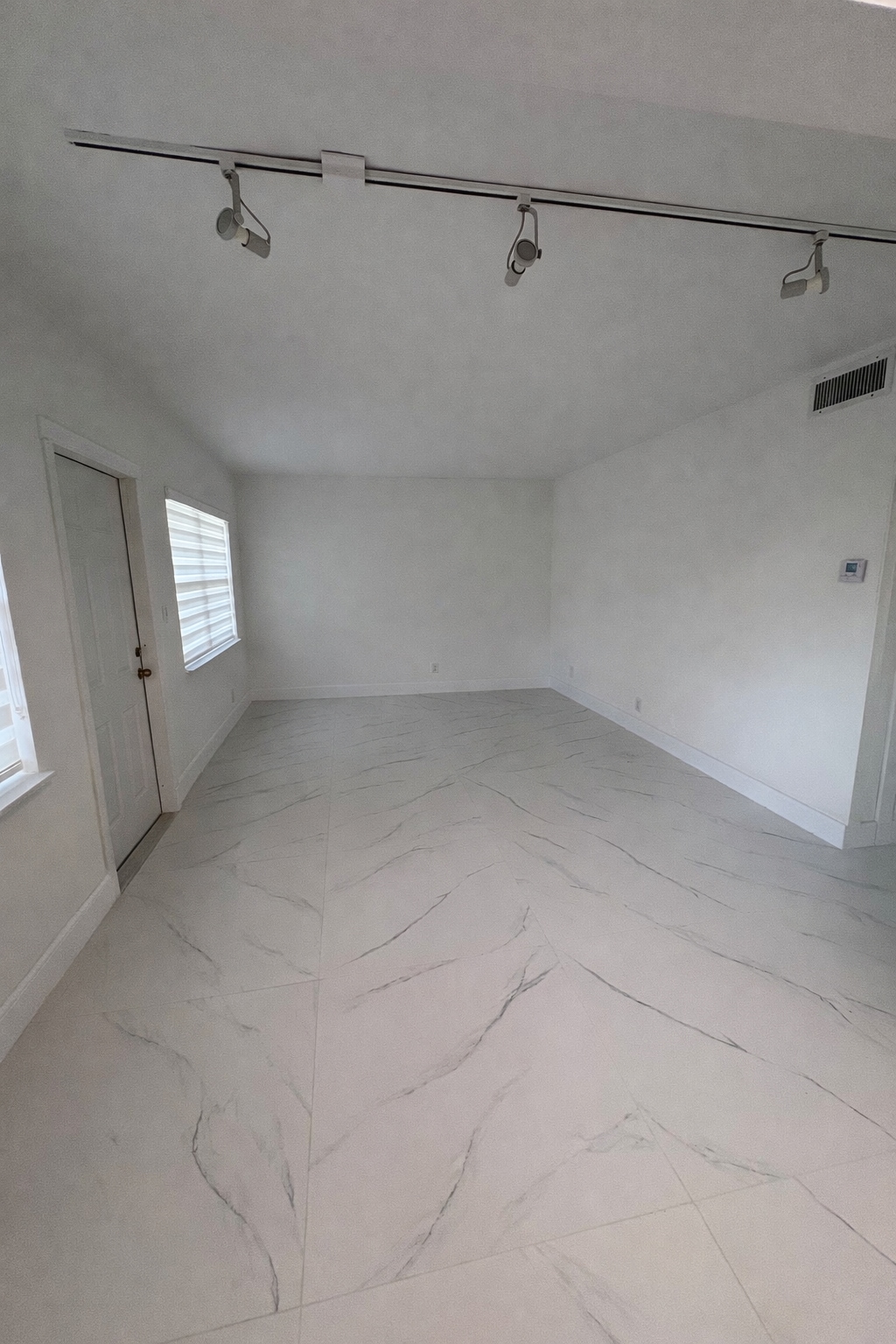 Building Photo - 5050 Bayview Dr