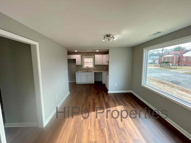 Building Photo - 1747 Center Way S