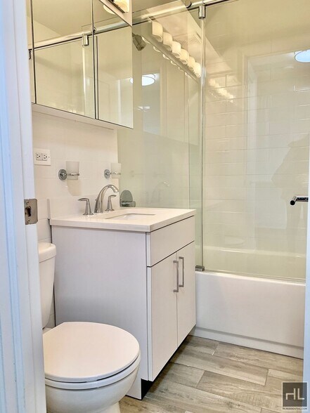 Building Photo - E 16 ST