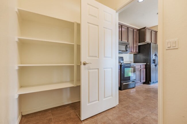 Building Photo - Beautiful Two Story House