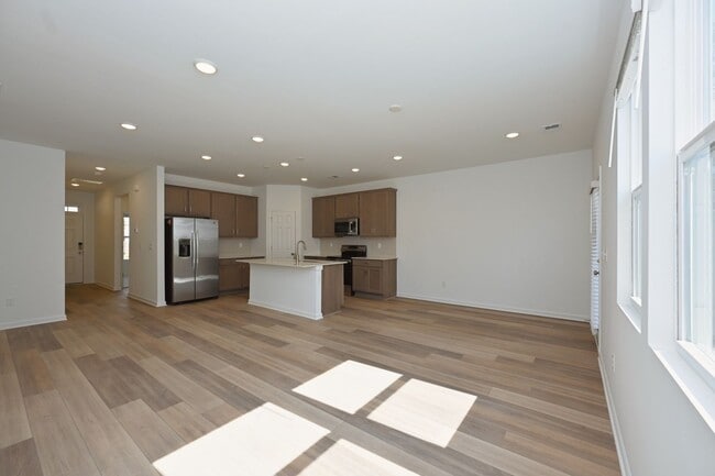 Building Photo - FREE TV!!