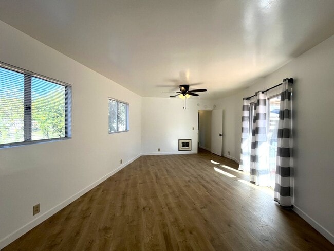 Building Photo - 3 bed, 2 bath located in Riverside!