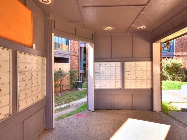 Building Photo - 1840 Burton Dr