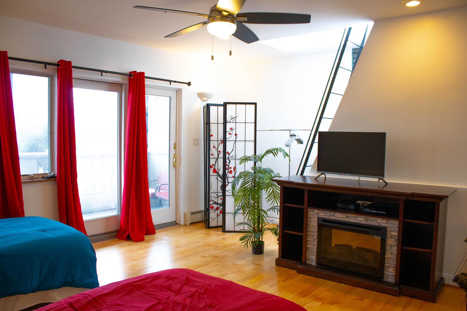 Largest bedroom #5 with balcony - 1155 Welling Ct