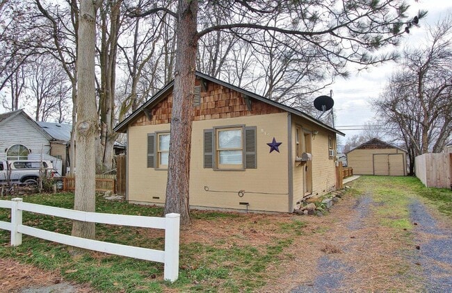 Building Photo - 815 E 1st St