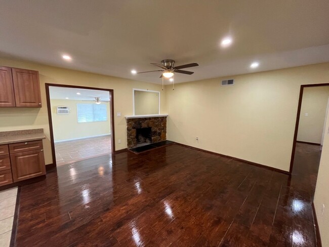 Building Photo - MOVE IN READY 4+2 w/bonus room + open floo...