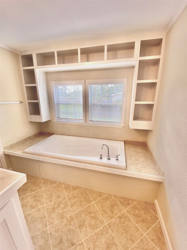 Building Photo - 11720 W Small Oaks Ln