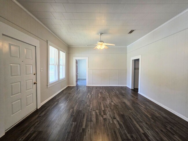 Building Photo - 3BR/1BA home with Bonus Room and large fenced back yard