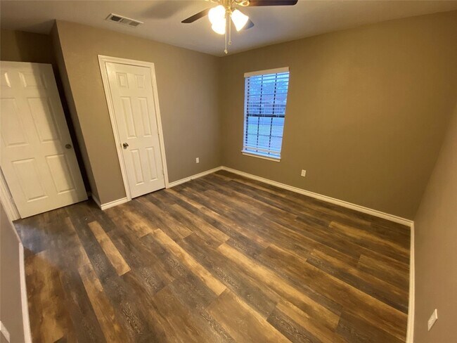 Building Photo - 1502 Daffan Ave