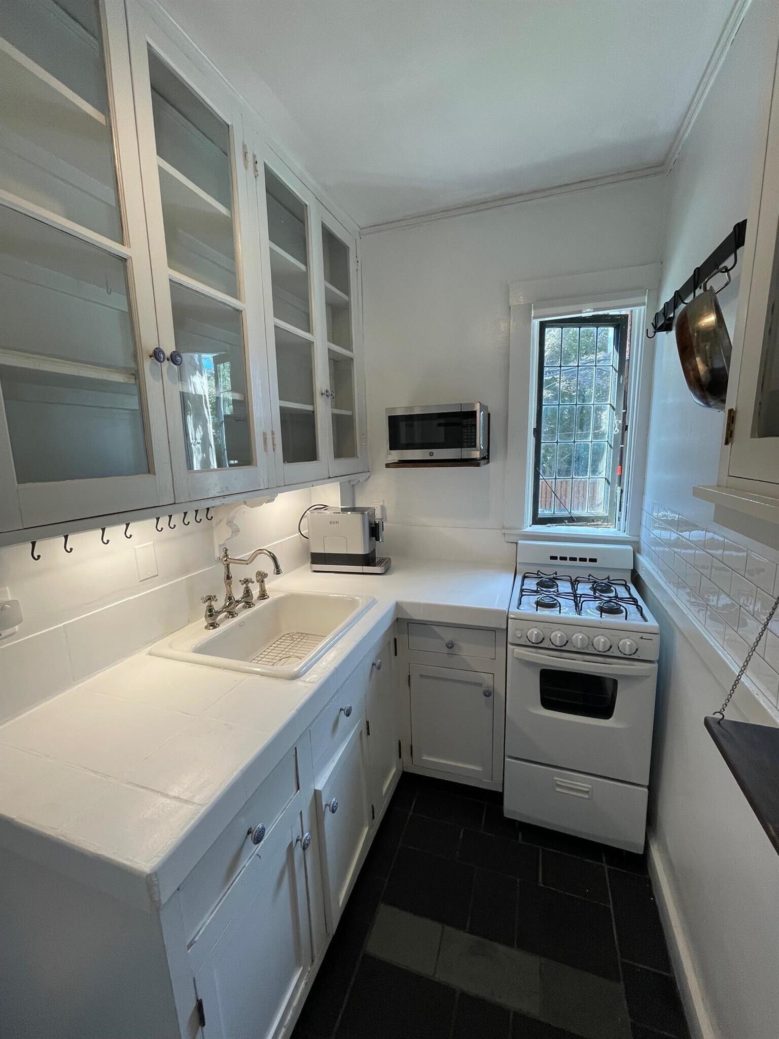 Building Photo - 10 Dana St