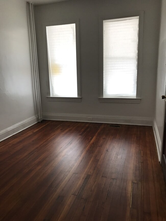 Building Photo - 1st Floor 1-2 Bedroom York City SD