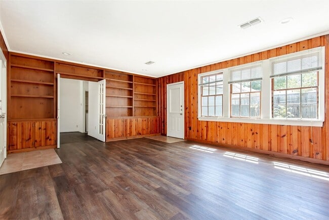 Building Photo - Charming 2-Bedroom, 1/5-Bath Home in Little Forest Hills