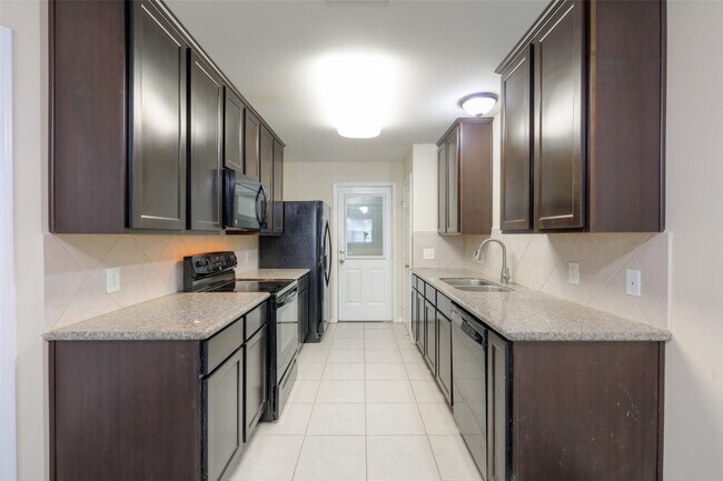 Building Photo - 11905 Algonquin Dr