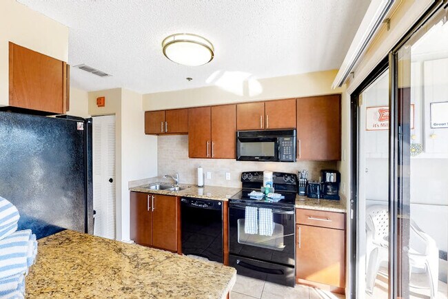 Building Photo - 3601 E Bay Dr