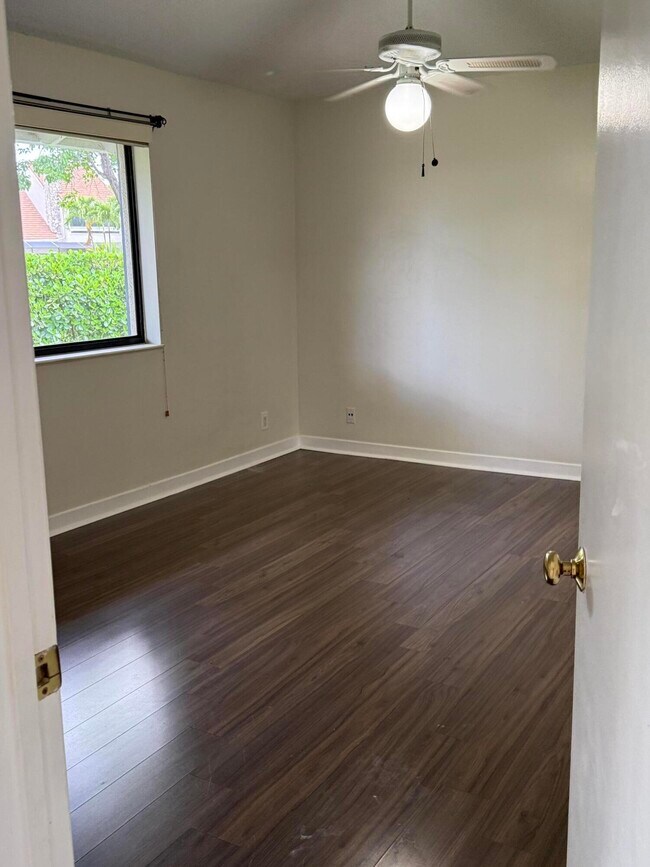 Building Photo - 112 Club Dr