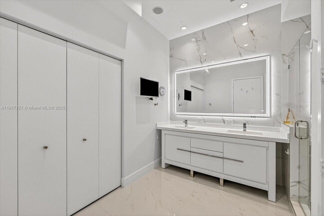 Building Photo - 900 Brickell Key Blvd