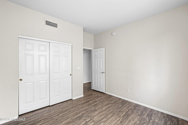 Building Photo - 1342 W Hopbush Way