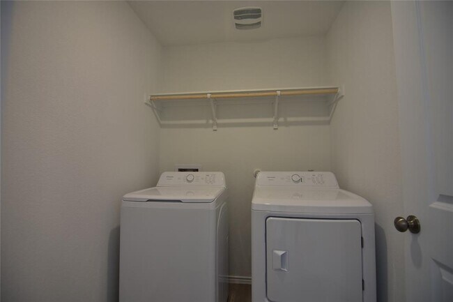 Building Photo - 275 Bugbee