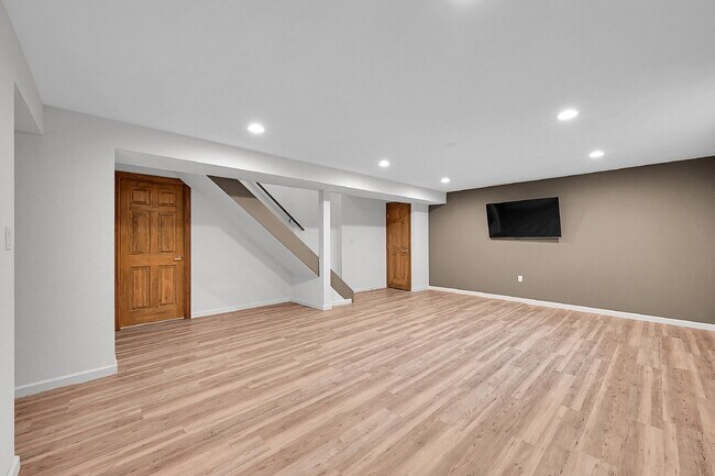 Building Photo - $2,895.00, 4 bed, 3.5 bath, located in Col...