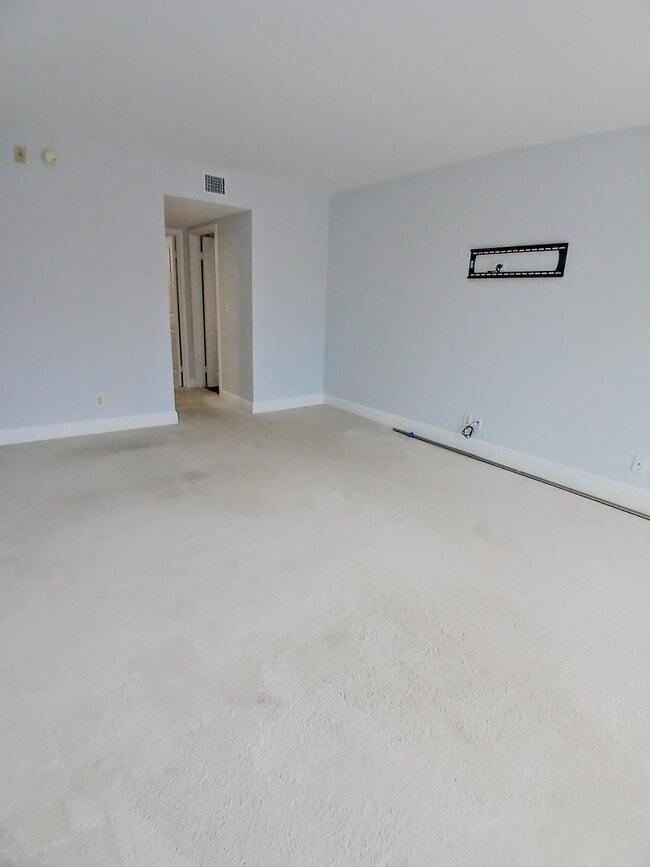 Building Photo - 1830 Embassy Dr