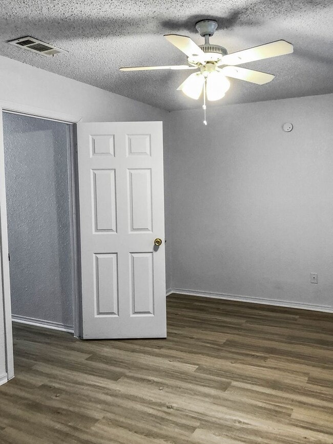 Building Photo - 821 N Mesquite St