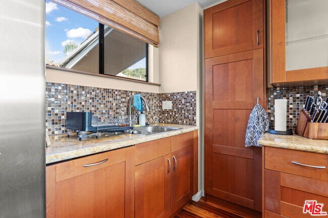 Building Photo - 4637 Park Dr