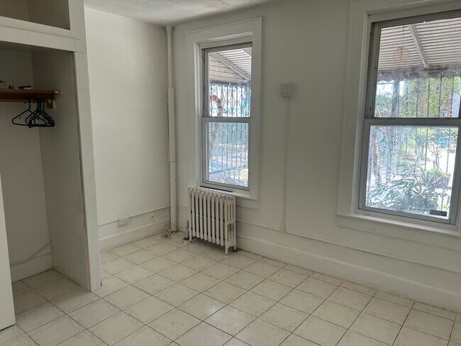 Building Photo - 909 Arnow Ave