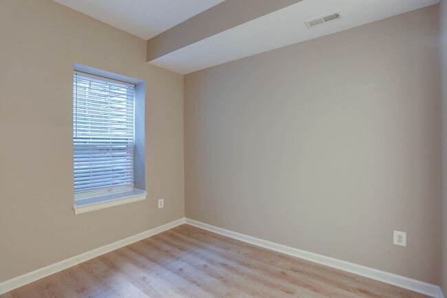 Building Photo - 3BR, 3BA, 1-Car Garage Townhome in Howard Square