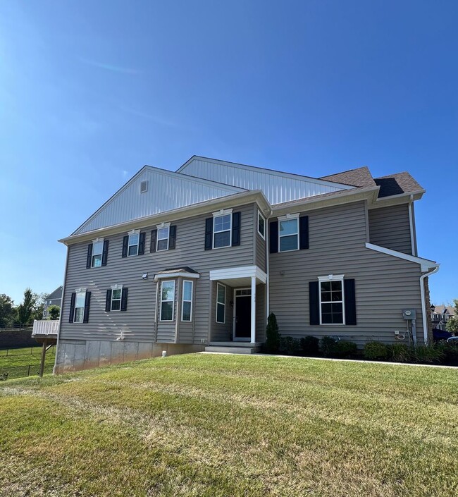Building Photo - THREE BEDROOM TOWNHOME- PARKLAND SCHOOLS