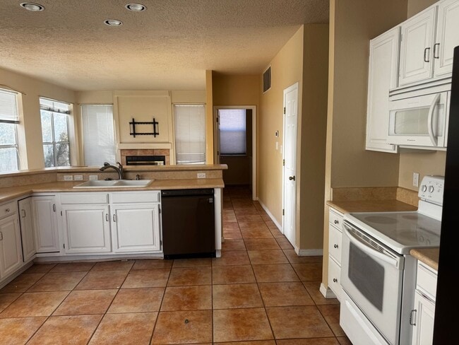 Building Photo - Beautiful 3 bedroom 2 bathroom home.