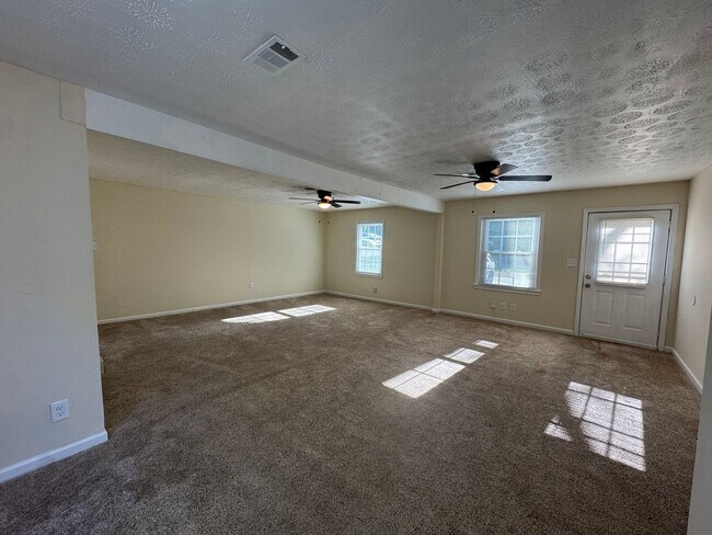 Building Photo - 3 Bedroom 2 Bath (w/ Bonus Room) & Spacious Living Area