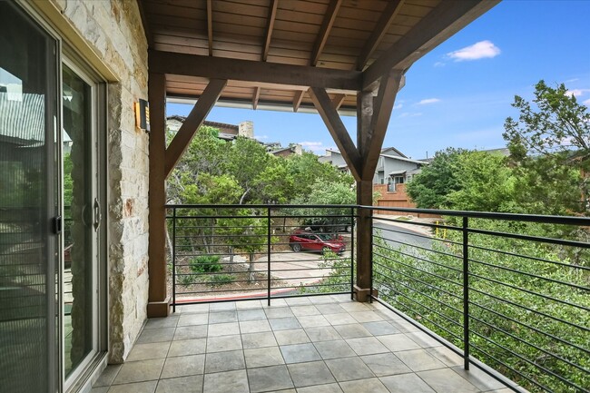 Building Photo - Lovely Hillside Condo on 2222
