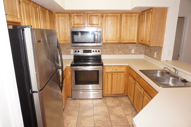 Building Photo - Spacious 2/2 in Plantation Park Close to Theme Parks