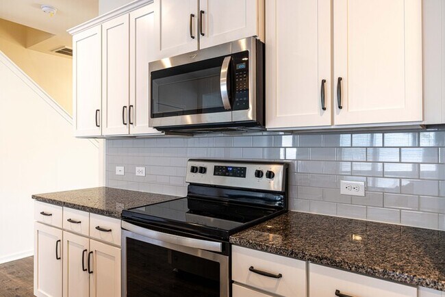 Building Photo - BEAUTIFUL 3 Bedroom Townhome Bonterra Village AVAILABLE NOW