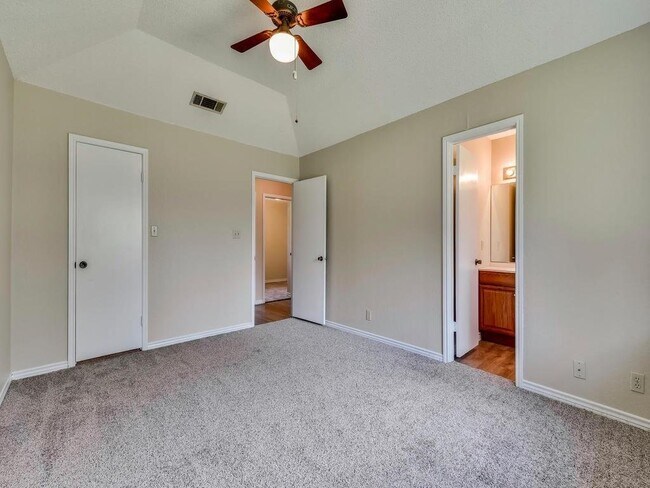 Building Photo - 506 Lakeway Dr