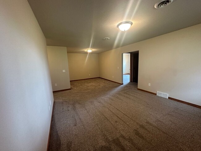 Building Photo - 4 Bedroom Townhome