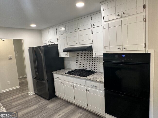 Building Photo - 6322 W Fayetteville Rd