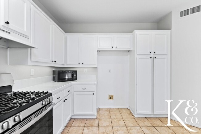 Building Photo - 549 Avenida Magdalena