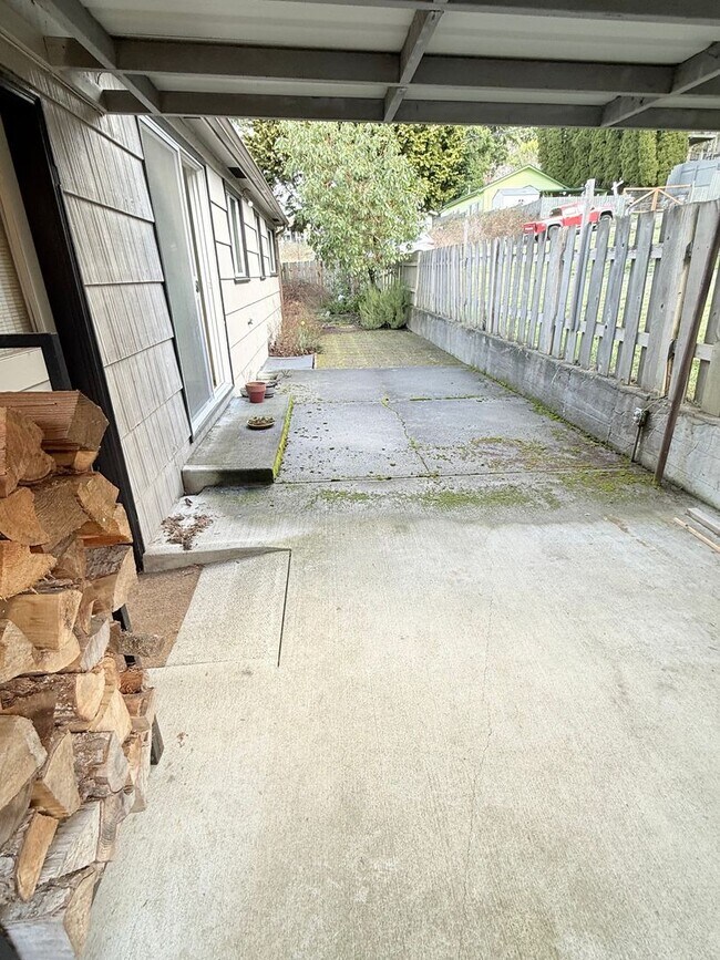 Building Photo - Rambler on corner lot in convenient Bremerton location!