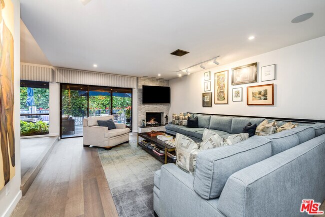 Building Photo - 4635 N Clybourn Ave