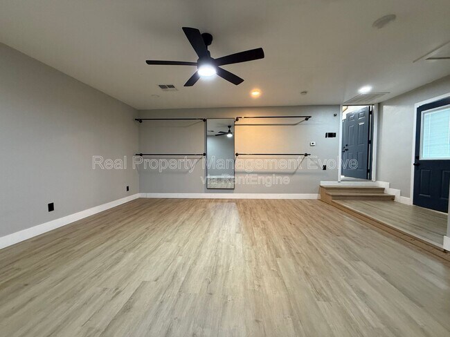 Building Photo - 429 E Greenway Dr