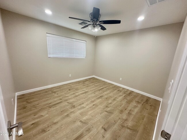 Building Photo - 2329 E Enrose St