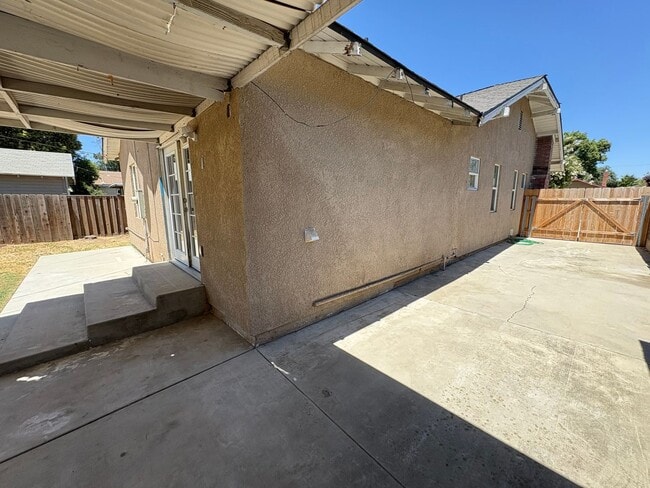 Building Photo - Spacious Tulare home Available Now!
