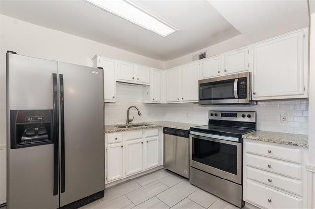 Building Photo - 8750 Park Ln