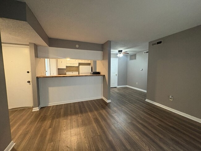 Building Photo - 1/2 First Full Month's Rent! 2BD/2BA Condo in Whispering Oaks.