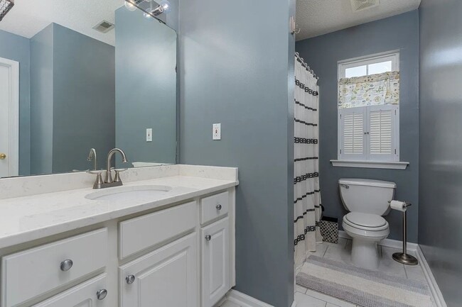 Building Photo - Spacious home located in the beautiful and...