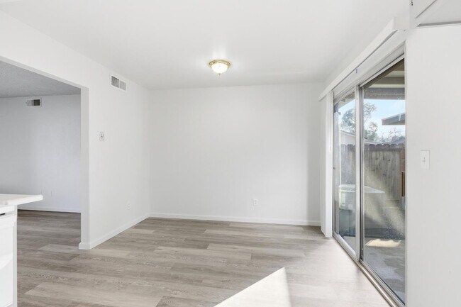 Building Photo - 1802 Rockford Ave