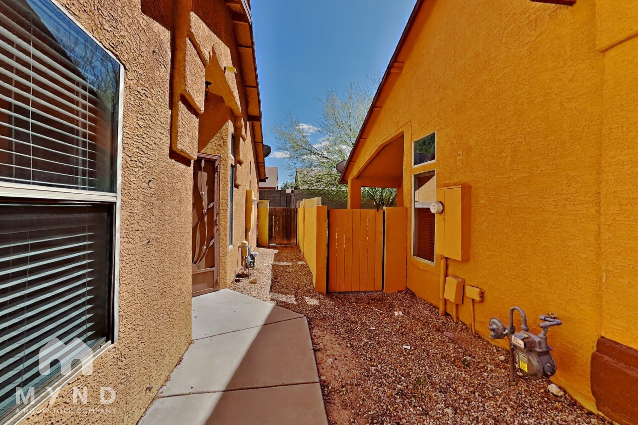 Building Photo - 2018 E Calle Arroyo Lindo